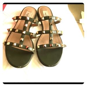 VALENTINO GARAVANI ROCKSTUD KHAKI LEATHER SANDALS